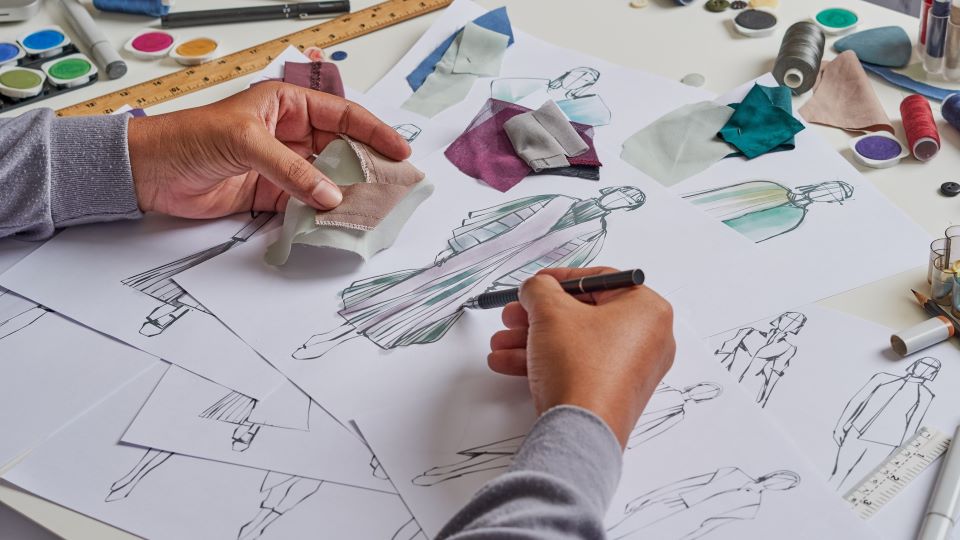 位时装设计师正在绘制女装插图