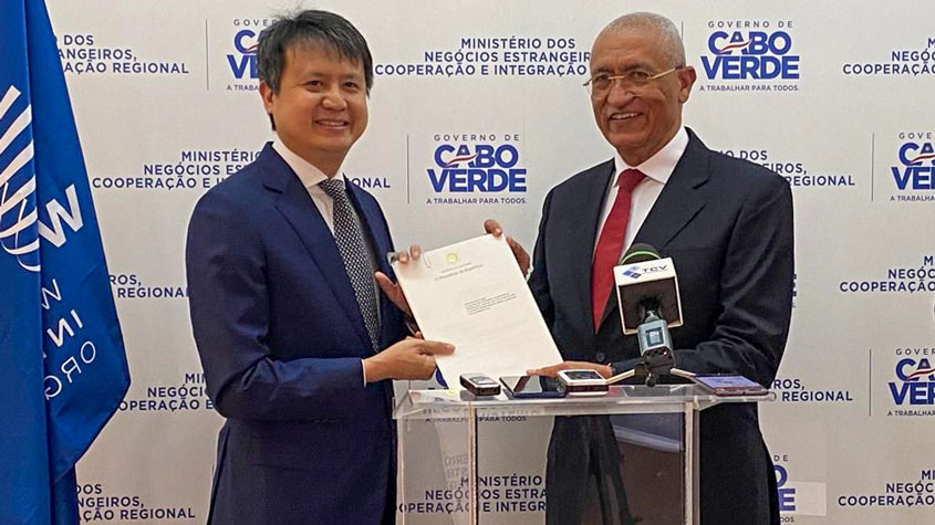 Photo of WIPO Director General Daren Tang (left) with Rui Alberto de Figueiredo Soares, Minister of Foreign Affairs, Cooperation and Regional Integration, Cabo Verde (Photo: WIPO/Katbi)