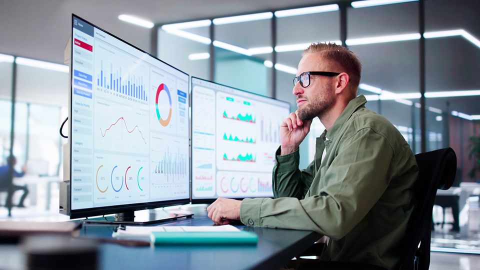 Data analyst using data analytics KPI dashboard