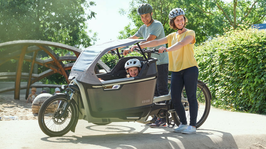 Parents with their child on an outing using Ca Go family “Life” cargo bike