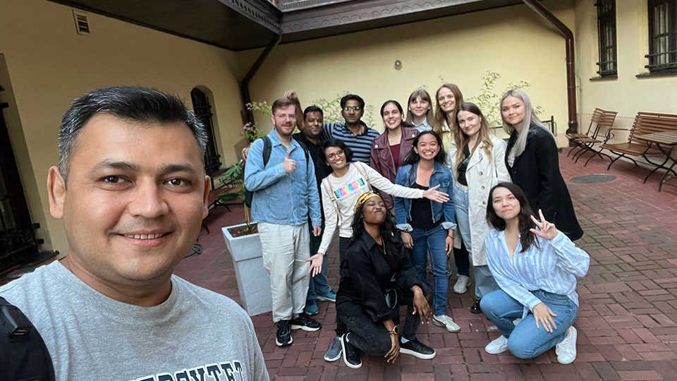 Tetiana y sus compañeros del programa de maestría conjunta en PI y nuevas tecnologías posan en el campus de la Universidad Jaguelónica después de clase