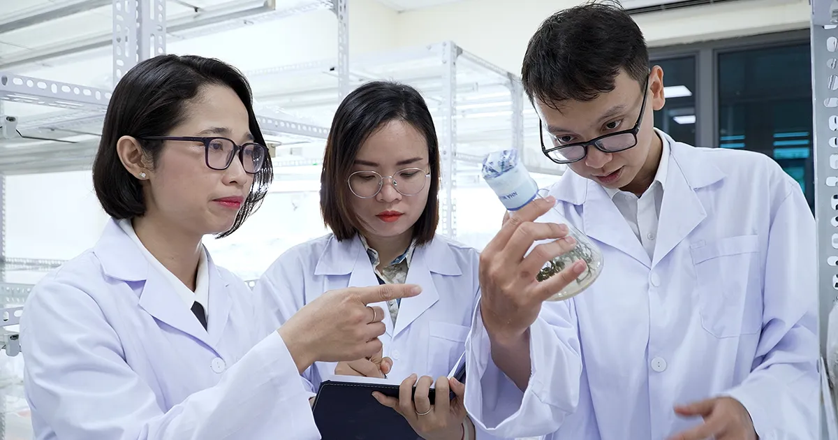 Huong Giang with Ngo Thi Thuy Linh, and Dr. Nguyen Minh Duc of GenaTech