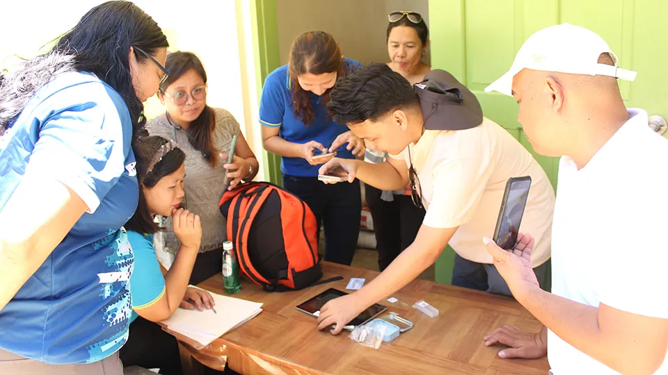 Jeremy De Leon, founder, and CEO of jereMAKE, doing a demonstration to adults of the use of Make-roscope