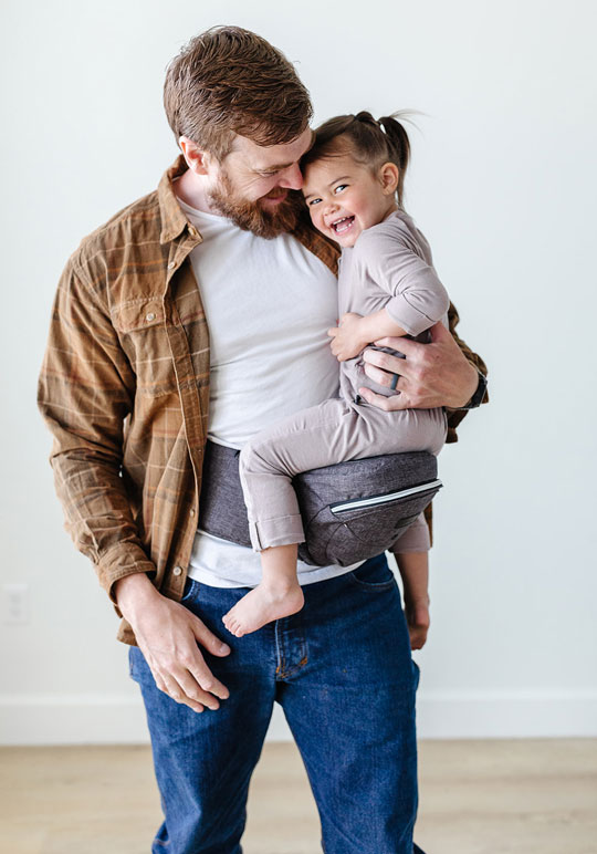 Photo of a father and toddler using the Tushbaby hip set