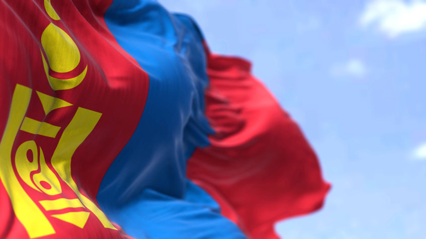 图为蒙古国旗在风中飘扬