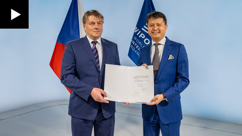 Photo of WIPO Director General Daren Tang with Ambassador Václal Bálek, Permanent Representative of the Czech Republic to the United Nations in Geneva and other international organizations in Switzerland.