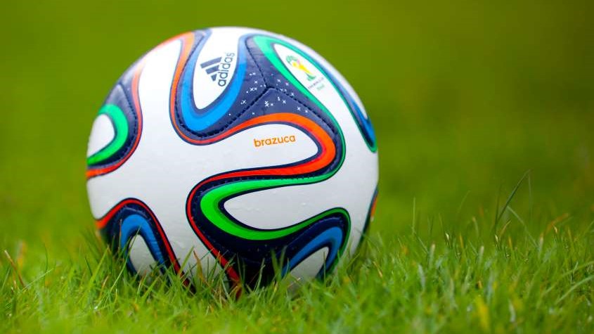 ballon de football de la marque Adidas, illustration de l’utilisation des marques dans le sport