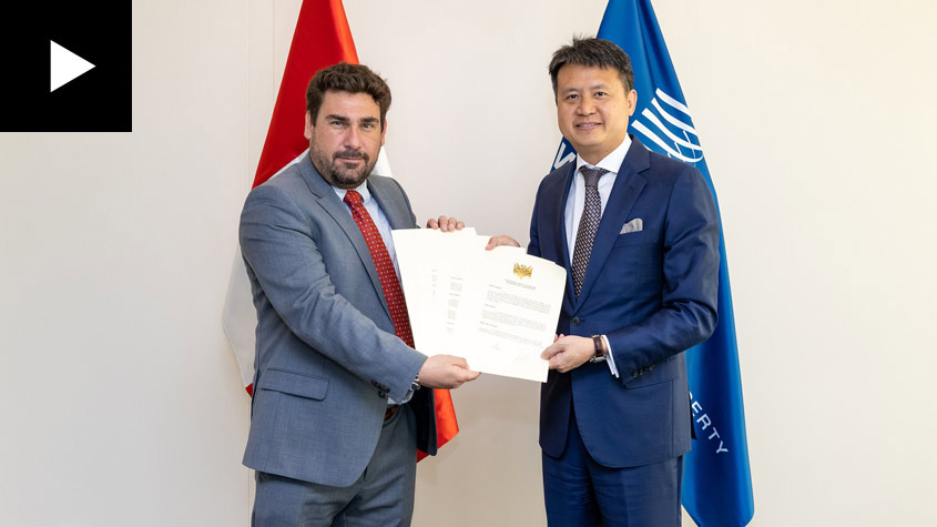 Photo of WIPO Director General Daren Tang with Julián Palacín, President of the National Institute for the Defense of Free Competition and Intellectual Property (INDECOPI), Peru.