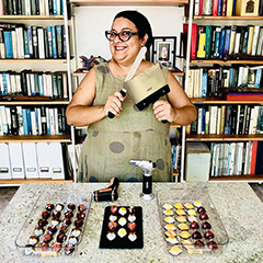 Elsy préparant des chocolats artisanaux