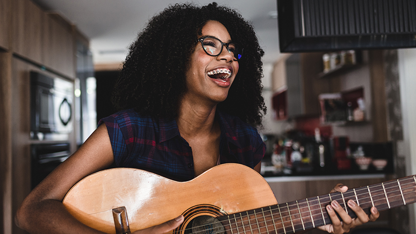 Persona tocando la guitarra