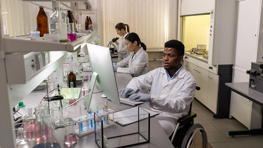 Grupo de gente en un laboratorio