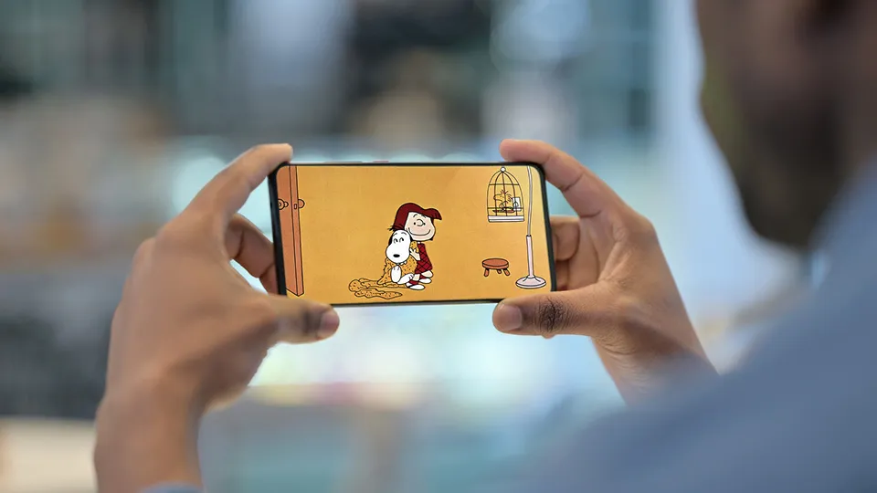 snoopy on phone