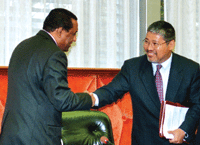 WIPO Director General Kamil Idris and Ambassador Enrique Manalo of the Philippines (Photo Mercedes Martínez Dozal)