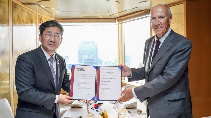 Photo of Francis Gurry and Park Yang-woo, Minister of Culture, Sports and Tourism