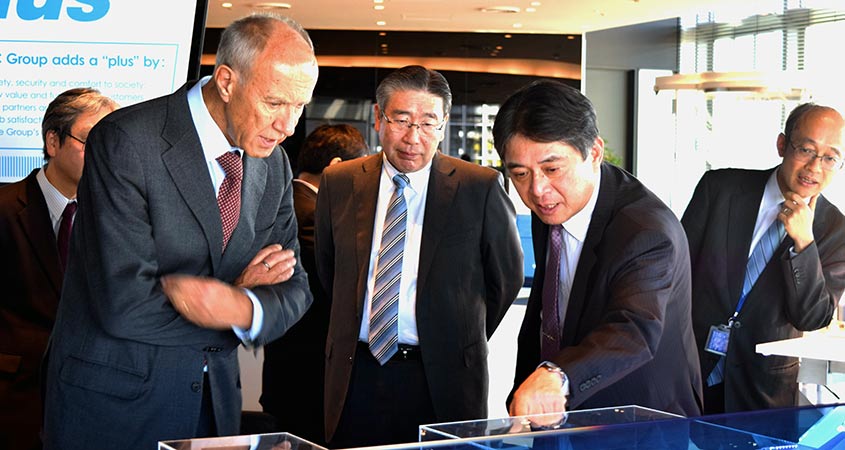 WIPO’s Director General is introduced to technology employed by Asahi Glass Company (AGC)