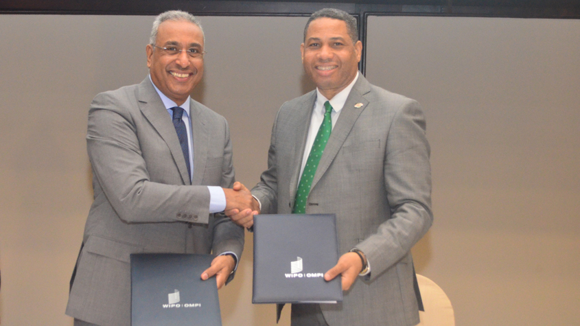 Photo of Mr. Sherif Saadallah, Executive Director of the WIPO Academy, and Mr. Trajano Santana, Director General of the National Copyright Office of the Dominican Republic