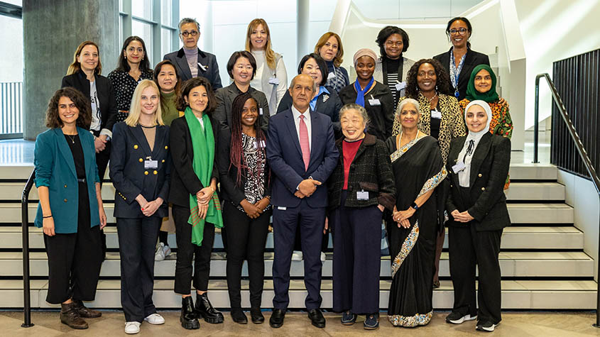 Photo de M. Hasan Kleib, vice-directeur général du Secteur du développement régional et national de l’OMPI, et de femmes scientifiques