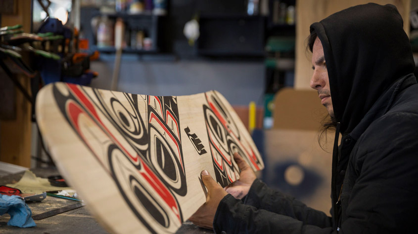 Descubrir el arte y la cultura tlingit de Alaska gracias a la colaboración comercial